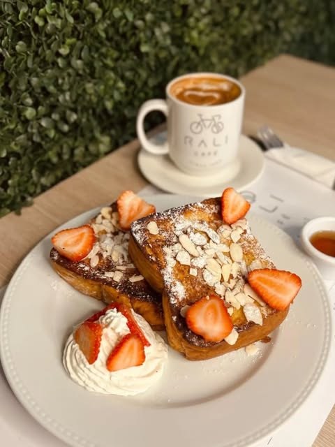 Tostadas francesas con fresas y un café en taza de Rali