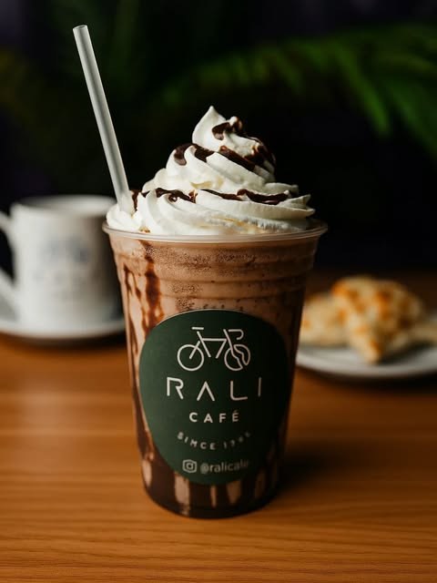 Frappé de chocolate con crema en vaso de Rali